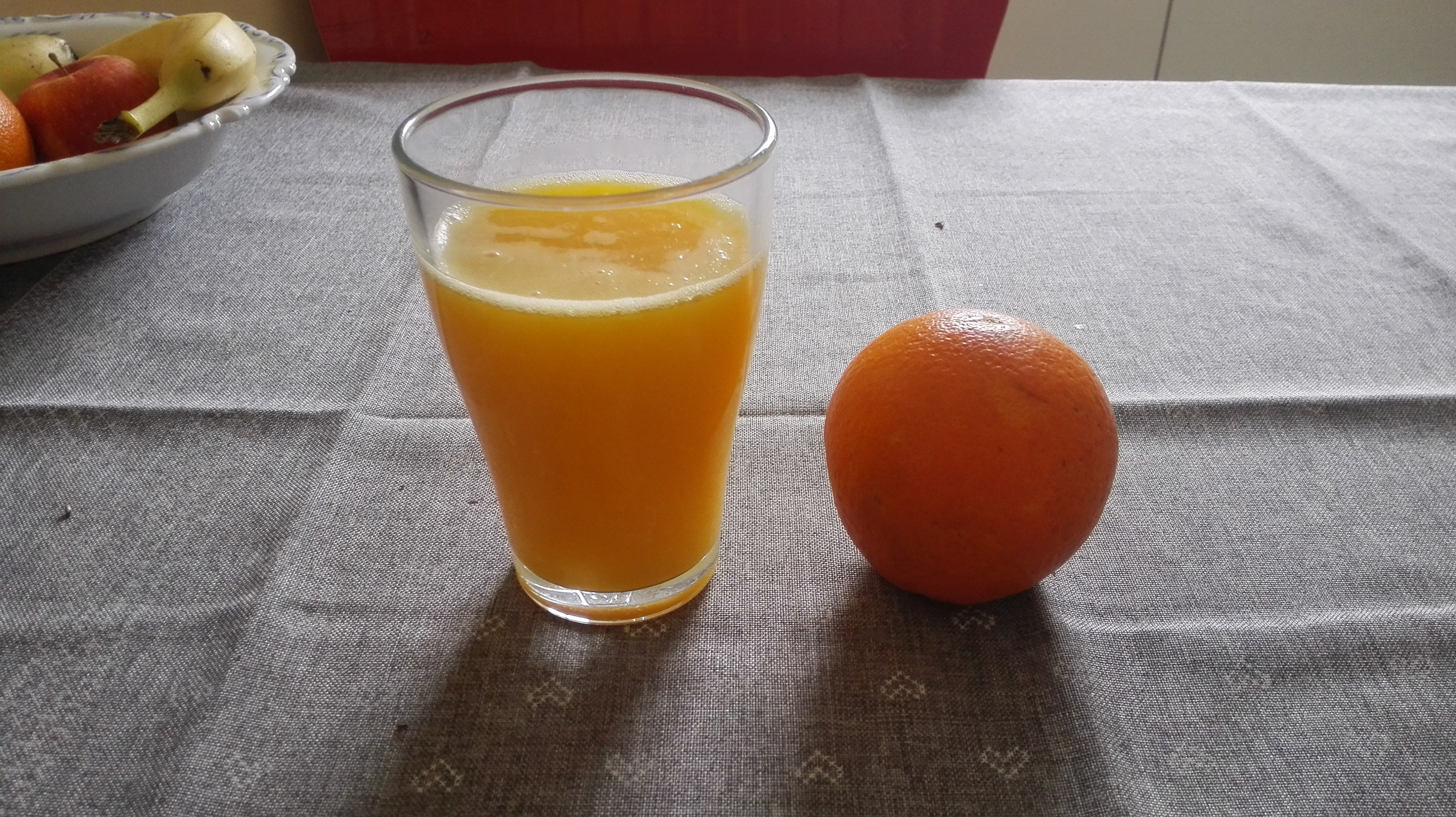 Frissen facsart narancslével induljon a reggel!