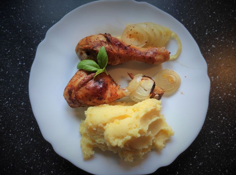 The taste buds will tingle: the suvided chicken leg almost melts in your mouth!