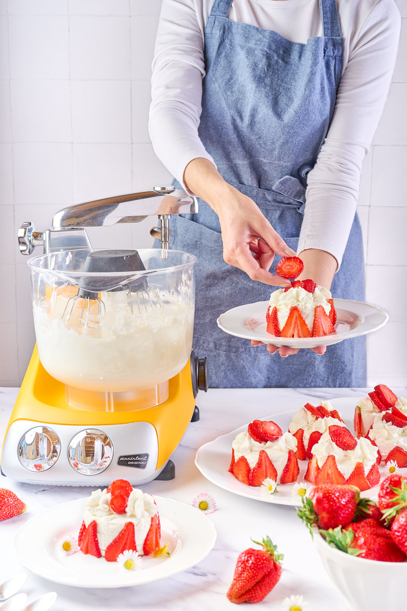 Strawberry mini cakes with recipe video