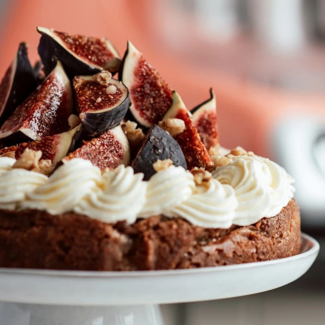 Gluten-free walnut gateau with fig crown and recipe video
